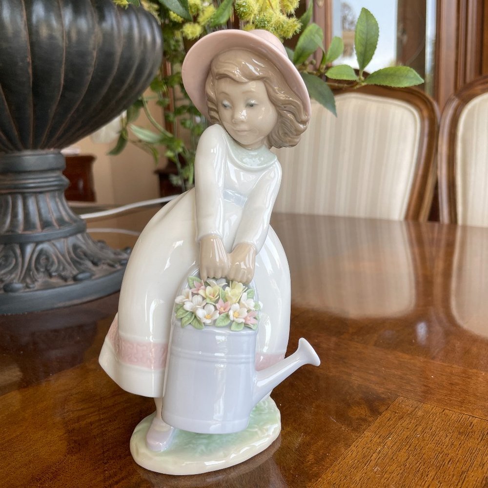 LLADRO 6876 SPRINGTIME FUN FIGURINE GIRL FLOWERS
